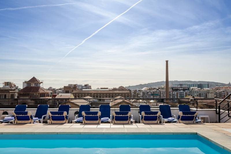 Terraza con piscina, jacuzzi y rooftop bar  Sunotel Junior Barcelona