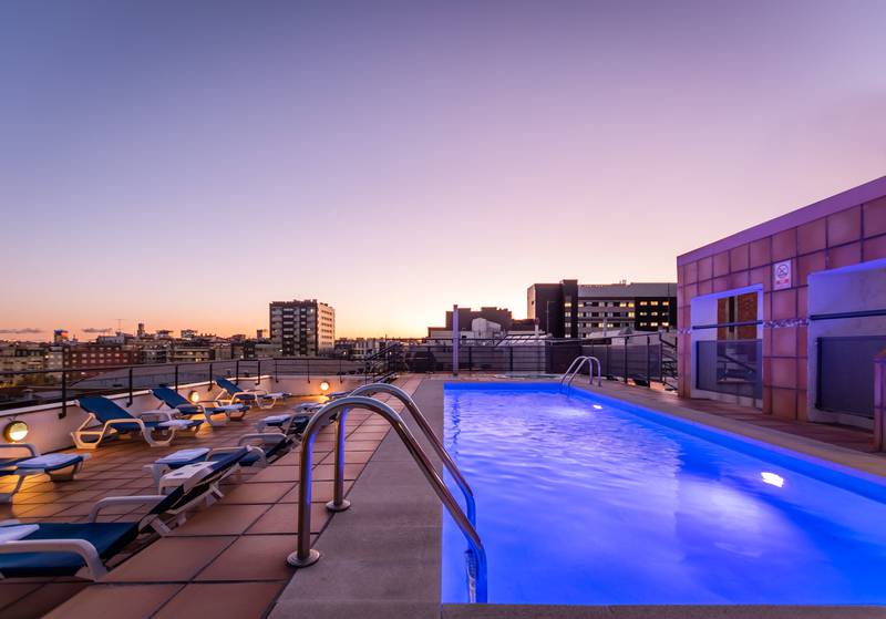 Terraza con piscina, jacuzzi y rooftop bar  Sunotel Aston Barcelona